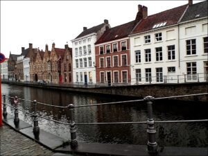 Zicht op herenhuis langs de Lange Rei Brugge